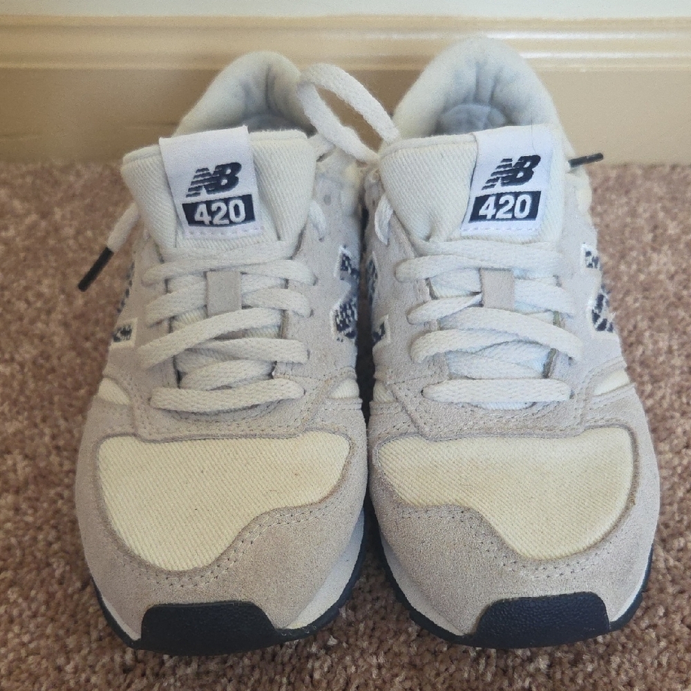 New Balance Women 5.5' Cream and Black Sneakers - Picture 3 of 13